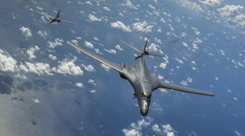 Στα ύψη η ένταση! Αμερικανικά βομβαρδιστικά πέταξαν πάνω από την Νότια Σινική Θάλασσα παρά τις κινεζικές αντιδράσεις